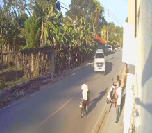 Keluar Jalur, Mobil Tabrak Motor dan Pejalan Kaki