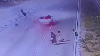 Seorang Wanita Terlempar ke Udara  Setelah Ditabrak Lari 