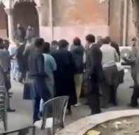 Seorang Pria Bakar Dirinya Sendiri di Depan Pengadilan Tinggi