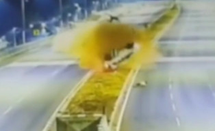 Mobil Ngebut Terguling usai Tabrak Pembatas Jalan