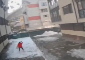 Bongkahan Es Jatuh Timpa Seorang Wanita