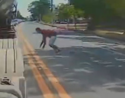 Anak dan Istri Meninggal Kecelakaan, Pria Ini Melompat Masuk ke Kolong Truk