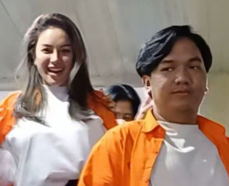 Ditahan, Nikita Mirzani dan Asistennya Kompak Santai dan Bergaya Seperti Jumpa Fans