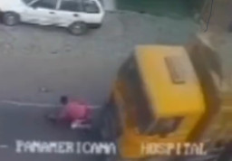 Kesandung saat Menyeberang Jalan, lalu Ditabrak Truk