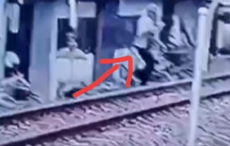 Terekam  CCTV, Seorang Pria di Tasikmalaya Tabrakan Diri ke Kereta Api