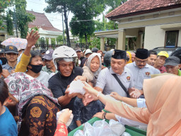 PWI dan DWP Lamongan Berbagi, Ratusan Takjil Lenyap Hitungan Menit