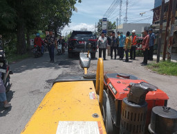 Pantau Perbaikan Jalan, Bupati Jombang: Anggaran Kabupaten Sangat Kurang, Kita Butuh Bantuan Pusat