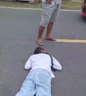 Diduga Putus Cinta, Pemuda di Blitar Tiduran di Tengah Jalan Raya sambil Menangis