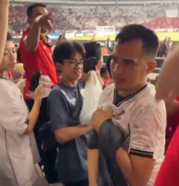 Seorang Bocah Batal Dapat Jersey Marselino karena Direbut Bapak-Bapak