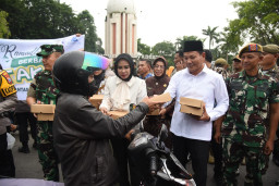 Forkopimda Sidoarjo Bagikan 4 Ribu Takjil