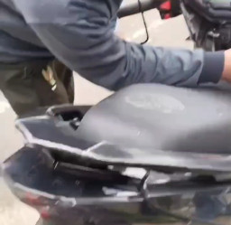 Anak Pemilik Toko Komputer Tabrak Truk Parkir 