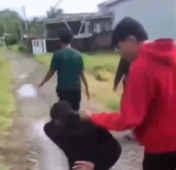Bocah 10 Tahun Dipukul dan Ditendang Sekelompok Remaja