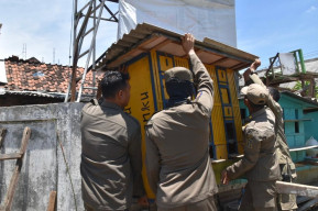 Satpol PP Surabaya Tertibkan Delapan Bekupon di Tambaksari untuk Tekan Perjudian Merpati