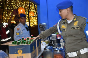 Satpol PP Surabaya Amankan 76 Botol Minuman Beralkohol di Dua Restoran