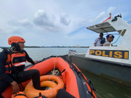 Diduga Berpenyakit Ayan, Seorang Nelayan Jatuh dari Kapal