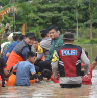 Bupati Banyuasin dan Wabup Turun Langsung Tinjau Korban Banjir di Talang Kelapa