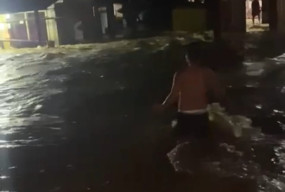 Banjir Bandang Terjang Desa Sengayam, Air Setinggi Pinggang Warga Mulai Surut