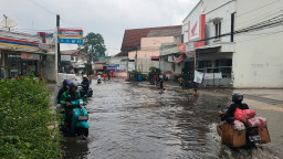 Baru Hujan Sebentar, Jalan Raya Duta Pelni Depok Langsung Banjir