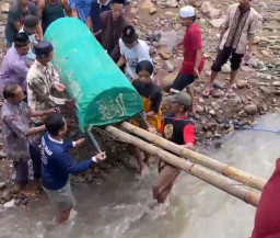 Jembatan Putus, Warga Terisolasi Usung Keranda Jenazah Seberangi Sungai