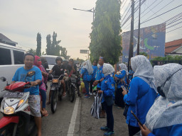Kewci Peduli Cilacap, Bagikan 932 Takjil Ramadan kepada Pemakai Jalan