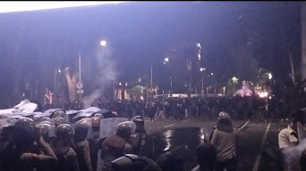 Memanas, Demo Tolak UU TNI di Grahadi