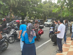 Employee Volunteering, BPJS Ketenagakerjaan Surabaya Darmo Bagikan Takjil