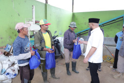 Wakil WaliKota Batu Serahkan Bingkisan dari Jatim Park Group kepada Warga Sumberbrantas