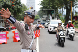 Anggota Pos Terpadu Ops Ketupat Semeru 2025 Polres Batu Lakukan Pengaturan Lalu Lintas