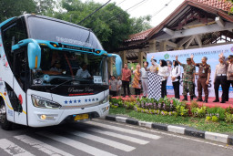 Wabup Mimik Idayana Berangkatkan 28 Bus Mudik Gratis