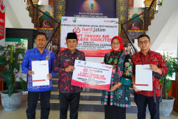 Bank Jatim Serahkan CSR Dua Unit Tangki Air di Sampang
