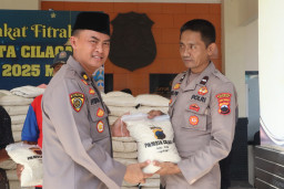 Polresta Cilacap Bebagi Kebahagiaan dengan Zakat Fitrah