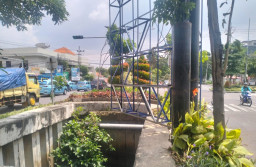 Diduga Tak Berijin, Reklame Jumbo Berdiri di Jalur Hijau Jalan Soekarno, Rungkut Surabaya