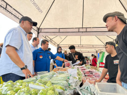 Bupati Bogor Tinjau Gelar Pasar Murah yang Digelar KNPI, Pastikan Harga Sembako Stabil