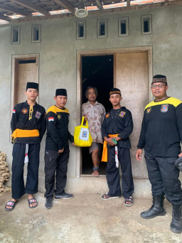 Berkah Ramadhan, Pendekar PSHW-TM Ponorogo Bagi- Bagi Sembako Untuk Warga Miskin