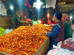 Pasokan Bahan Pokok di Pasar Keputran Utara Surabaya Aman