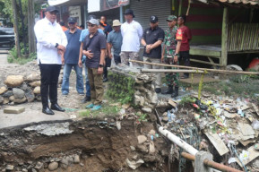 Gegara Banjir Jembatan Cipicung Ambruk, Bupati Rogoh Kantong Pribadi Buat Jembatan Sementara