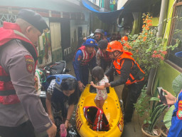 Polda Metro Jaya Sigap Bantu Warga Terdampak Banjir di Jatinegara