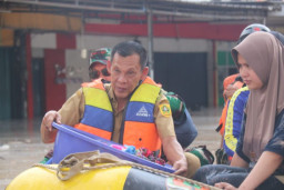 Jaro Ade Tinjau Korban Banjir Serta Tanah Longsor di Megamendung dan Bojongkulur