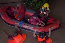 Depok Dikepung Banjir, Warga Terjebak dan Dievakuasi dengan Perahu Karet