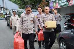 Bulan Suci Ramadhan 1446 H, Polres Batu Bagikan Takjil kepada Anak Yatim Piatu di Ponpes Ar Ridlwan