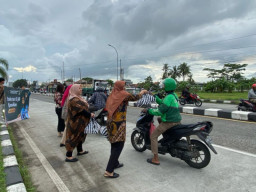 Imigrasi Cilacap Bagi-Bagi Takjil Gratis, Wujud Peduli Sesama