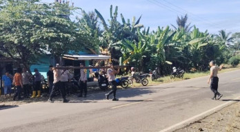 Polsek Pamukan Barat dan Warga Gotong Royong Bersihkan Dampak Banjir di Desa Sengayam