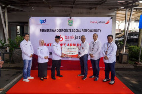 Atasi Penumpukan Sampah, Bank Jatim Berikan CSR Arm Roll Truck Pemkab Malang