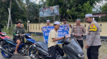 Polsek Sungai Durian Berbagi Takjil, Pererat Kebersamaan di Bulan Ramadhan