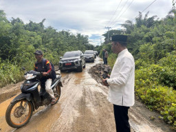 Wakil Bupati Kotabaru Tinjau Kondisi Jalan saat Safari Ramadan