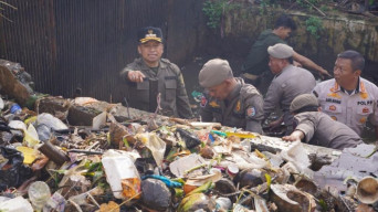 Tak Hanya Instruksi, Wali Kota Depok Nyebur Langsung Bersihkan Sampah di Kali