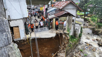 Bupati Bogor Bersama Kepala BNPB Tinjau Pemasangan Jembatan Bailey Pasca Banjir