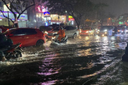 Depok Diguyur Hujan Deras, Genangan di Jalan Margonda Bikin Macet
