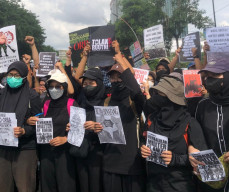 Tolak RUU TNI! Massa Robohkan Pagar Gedung Grahadi, Polisi Semprotkan Water Cannon