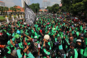 Kurir dan Ojol Terima Bonus Hari Raya Rp 1 Juta per Orang